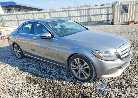 2016 Mercedes-Benz C 300 z USA, uszkodzony, nr VIN 55SWF4JB4GU110091